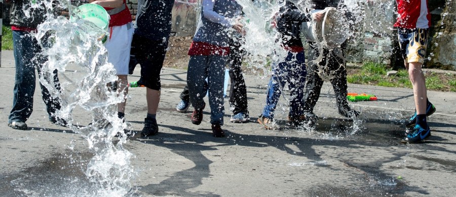 Drugi dzień Świąt Wielkanocnych traktowany jest przez polski Kościół katolicki jako kontynuacja święta Zmartwychwstania Chrystusa. W tradycji ludowej poniedziałek wielkanocny znany jest jednak jako lany poniedziałek albo śmigus-dyngus. Kiedyś były to dwa odrębne zwyczaje: śmigus oznaczał smaganie rózgami po nogach, zaś dyngus - oblewanie wodą i zbieranie datków stanowiących wielkanocny "okup". "Pół biedy, jak cię poleją czystą wodą - ale jak ktoś złapie pierwsze z kraja wiadro i poleje cię po nowym ubraniu pomyjami albo gnojówką?" - uśmiecha się w rozmowie z RMF FM Jan Karpiel-Bułecka, znany muzykant i znawca góralskiego folkloru.