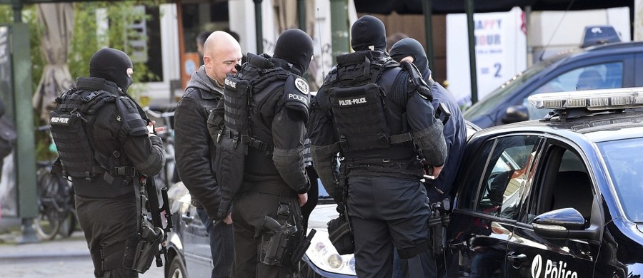 Brukselscy prokuratorzy oskarżyli trzy kolejne osoby o udział w organizacji terrorystycznej i wypuścili czwartą, którą zatrzymali wcześniej na przesłuchanie. Wszyscy zostali zatrzymani podczas niedzielnych operacjach policji w regionie Brukseli.