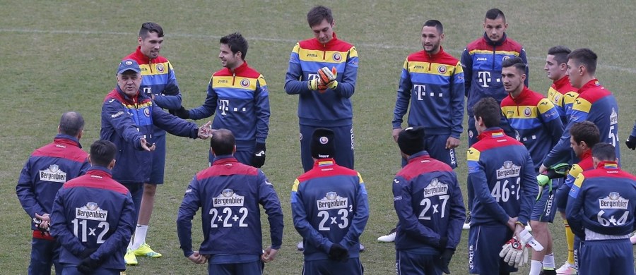 W niecodziennych strojach pojawili się na rozgrzewce przed towarzyskim meczem z Hiszpanią piłkarze reprezentacji Rumunii. Zamiast numerów mieli na koszulkach… równania matematyczne.