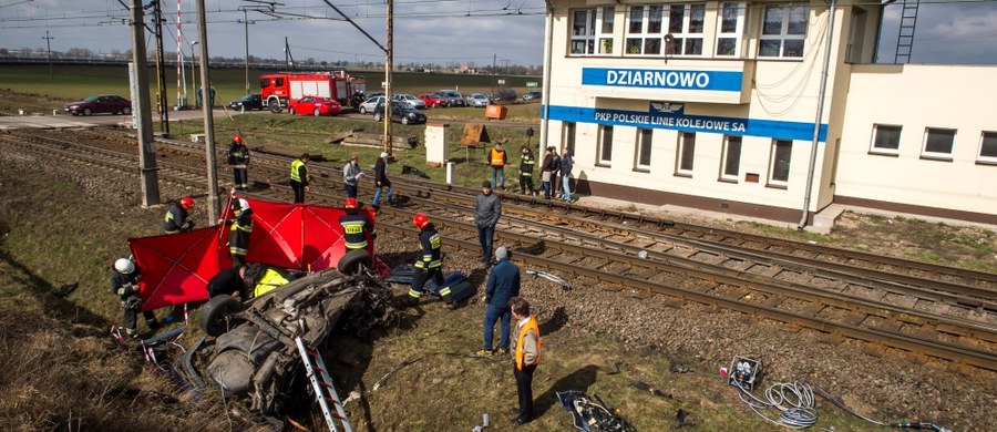 Sąd w Inowrocławiu zdecydował, że dróżnik z Dziarnowa w Kujawsko-Pomorskiem nie trafi do aresztu. Po sobotniej tragedii na strzeżonym przejeździe kolejowym 41-letni mężczyzna ma zarzut spowodowania wypadku ze skutkiem śmiertelnym. 