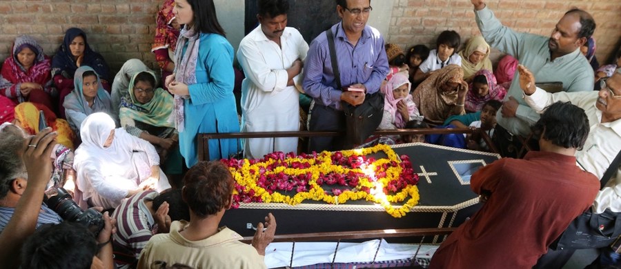 "Jesteśmy wstrząśnięci liczbą ofiar, szczególnie wśród kobiet i dzieci. Stanowczo potępiamy wszelkie formy terroryzmu" - napisał szef MSZ Witold Waszczykowski w oświadczeniu dotyczącym zamachu w Lahore w Pakistanie, gdzie w niedzielę zginęły 72 osoby, w tym 30 dzieci.