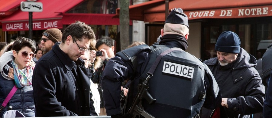 Faycal C., który według mediów był z zamachowcami na lotnisku w Brukseli w dniu ataku, w poniedziałek został wypuszczony na wolność. Takie postanowienie wydano z powodu braku dowodów, które "uzasadniałyby jego dalsze przebywanie w areszcie" - poinformowała belgijska prokuratura federalna.