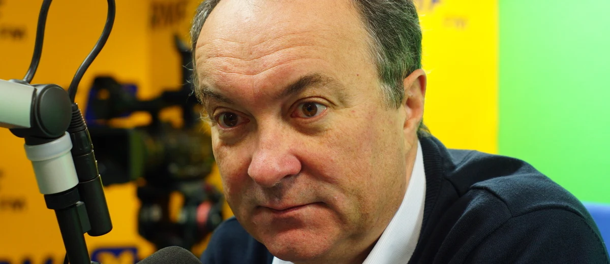 „Nie można apelować o spokój do Polaków do czasu, kiedy Papież nie wyjedzie, a jednocześnie mieć w nosie jego nauki. Dużo obłudy w tym wszystkim” – mówi gość Kontrwywiadu RMF FM, szef SLD Włodzimierz Czarzasty. „Papież kocha imigrantów, PiS ich nienawidzi. Papież mówi o Kościele otwartym, PiS popiera politykę Rydzyka” – dodaje. Jego zdaniem o. Rydzyk to polityk, który „startuje słowem w każdych wyborach i daje bardzo dużo elektoratu PiS-owi”. Szef SLD uważa, że największym problemem w Polsce jest kłótnia. „Od 10 lat nic innego nie robimy. W Polsce w tej chwili każdy musi rozmawiać w każdym” – komentuje gość RMF FM. „To nie jest dobre dla Polski, że z jednej strony ulicy stoi 15 tys. ludzi i krzyczy, że tu jest Polska, tu jest naród i z drugiej strony tej samej ulicy stoi 15 tys. i krzyczy, że tu jest Polska” – ocenia polityk. Dodaje: „Politycy są głupi”. Czarzasty uważa, że „naród jest jeden, Polska jest jedna, społeczeństwo jest jedno i ma wspólne problemy”. „I my o tym, jako lewica, mówimy” – dodaje. Zaznacza, że lewica nie będzie wchodziła w kłótnie prawicy. „Mam dosyć tego, że najpierw Polska dzieliła się na PiS i PO – 2 partie, z których jedna jest lepiej ubrana, druga gorzej. Teraz dzieli się na PiS, PO plus Petru – młodszą wersję PO” – twierdzi gość Kontrwywiadu.
