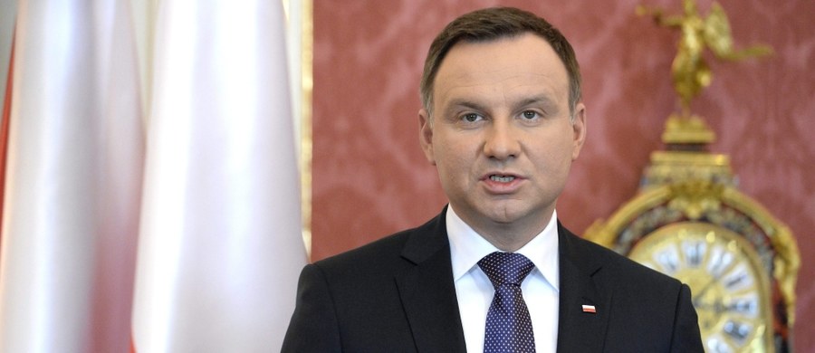 Prezydent Andrzej Duda udaje się z wizytą do USA na Szczyt Bezpieczeństwa Nuklearnego. Duda przy okazji szczytu spotka się z prezydentami Turcji, Ukrainy i Gruzji. Wygłosi też wykład w The National Press Club nt. polskiej wizji bezpieczeństwa międzynarodowego. Na razie program wizyty nie zakłada osobnego, dłuższego spotkania z prezydentem USA Barackiem Obamą.