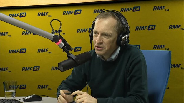 „Nie można apelować o spokój do Polaków do czasu, kiedy Papież nie wyjedzie, a jednocześnie mieć w nosie jego nauki. Dużo obłudy w tym wszystkim” – mówi gość Kontrwywiadu RMF FM, szef SLD Włodzimierz Czarzasty. „Papież kocha imigrantów, PiS ich nienawidzi. Papież mówi o Kościele otwartym, PiS popiera politykę Rydzyka” – dodaje. Jego zdaniem o. Rydzyk to polityk, który „startuje słowem w każdych wyborach i daje bardzo dużo elektoratu PiS-owi”. Szef SLD uważa, że największym problemem w Polsce jest kłótnia. „Od 10 lat nic innego nie robimy. W Polsce w tej chwili każdy musi rozmawiać w każdym” – komentuje gość RMF FM. „To nie jest dobre dla Polski, że z jednej strony ulicy stoi 15 tys. ludzi i krzyczy, że tu jest Polska, tu jest naród i z drugiej strony tej samej ulicy stoi 15 tys. i krzyczy, że tu jest Polska” – ocenia polityk. Dodaje: „Politycy są głupi”. Czarzasty uważa, że „naród jest jeden, Polska jest jedna, społeczeństwo jest jedno i ma wspólne problemy”. „I my o tym, jako lewica, mówimy” – dodaje. Zaznacza, że lewica nie będzie wchodziła w kłótnie prawicy. „Mam dosyć tego, że najpierw Polska dzieliła się na PiS i PO – 2 partie, z których jedna jest lepiej ubrana, druga gorzej. Teraz dzieli się na PiS, PO plus Petru – młodszą wersję PO” – twierdzi gość Kontrwywiadu.
