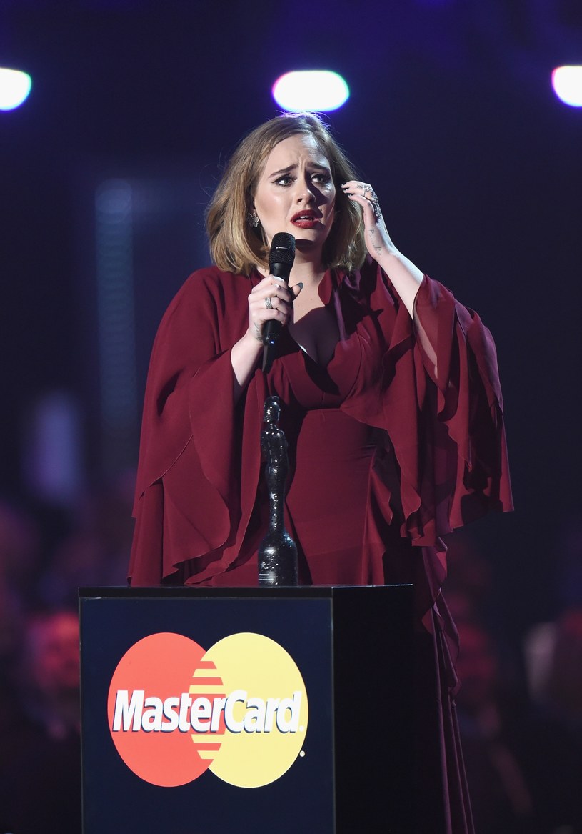 Podczas koncertu Adele w Glasgow doszło do nieszczęśliwego zdarzenia, w wyniku którego jeden z uczestników został ranny. Mężczyzna uderzony przez spadający fragment konstrukcji oświetleniowej trafił do szpitala.