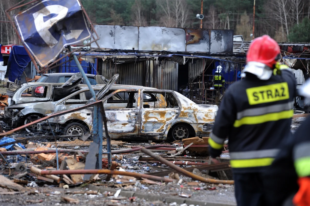 Co najmniej 8 osób zostało rannych w wybuchu stoiska z fajerwerkami na targowisku w Osinowie Dolnym w Zachodniopomorskiem. Wśród poszkodowanych są obywatele Niemiec. Po potężnej eksplozji targowisko zaczęło płonąć. Już zostało ugaszone – informuje nasza reporterka Aneta Łuczkowska. 