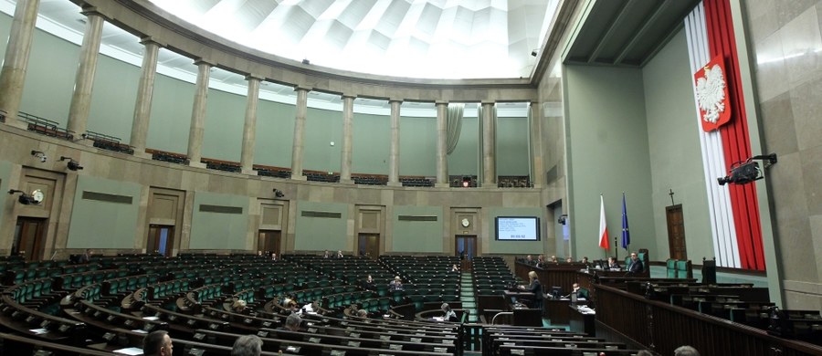 Inspektorzy pracy skontrolowali przestrzeganie prawa pracy w Sejmie. Nie stwierdzono naruszenia - poinformował Główny Inspektor Pracy Roman Giedrojć.