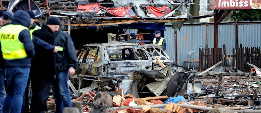Biegli dwukrotnie zbadali miejsce wybuchu stoiska z fajerwerkami w Osinowie Dolnym w Zachodniopomorskiem. Odpowiedzi na pytanie dlaczego doszło do eksplozji jednak jak dotąd nie ma. Jest za to prokuratorskie śledztwo i próba oszacowania zniszczeń - informuje nasza reporterka Aneta Łuczkowska. W nocy na targowisku wybuchł kolejny pożar. Ogień objął cztery pawilony, ale w innej części obiektu niż wczorajsza eksplozja. We wczorajszym wybuchu stoiska z fajerwerkami rannych zostało 8 osób. Po potężnej eksplozji targowisko zaczęło płonąć. 