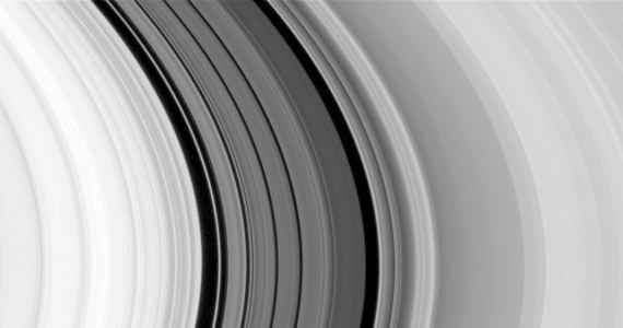 Pierścienie Saturna znane są ludzkości od XVII wieku, do tej pory nie ma jednak pełnej zgody na temat tego, kiedy dokładnie powstały. Przekonanie, że krążą wokół Saturna "od zawsze", czyli od czasów powstania Układu Słonecznego, stopniowo odchodzi w przeszłość. Wyniki najnowszych badań, opublikowane na łamach czasopisma " Astrophysical Journal" wskazują, że pierścienie, podobnie jak niektóre księżyce, mogły powstać nawet dopiero 100 milionów lat temu, w czasie, gdy na Ziemi panowały dinozaury.