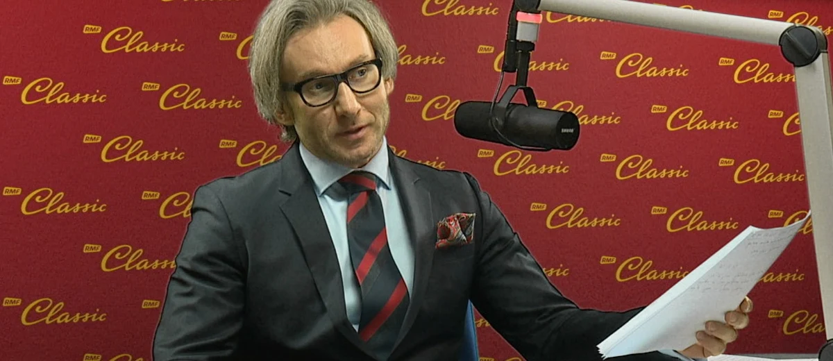 „Jeżeli prezydent ma świadomość przepisów prawa, to dlaczego nie poczekano? Dlaczego nie dano szansy Mariuszowi Kamińskiemu, żeby sam wykazał, że jest niewinny?” – mówi o ułaskawieniu przez prezydenta Andrzeja Dudę byłego szefa CBA, gość „Dania do Myślenia” w RMF Classic, prawnik mec. Piotr Schramm. Dziś Sąd Okręgowy w Warszawie zdecyduje co dalej w sprawie apelacji, po skazaniu Mariusza Kamińskiego i jego współpracowników. „Nie można ułaskawiać osób, które nie są skazane, a główna zasada jest taka, że człowieka uważa się za niewinnego, dopóki jego wina nie zostanie stwierdzona prawomocnym wyrokiem” – komentuje mecenas. Jego zdaniem „władza wykonawcza nie może konkurować z sądowniczą, a prezydent nie może uwolnić wymiaru sprawiedliwości od jego roli”. Schramm dodaje, że „retoryka osób – między innymi służb prezydenta – była taka, że prezydent może wszystko”. Prawnik uważa, że zrobiono wszystko, żeby postępowanie nie doszło do sądu drugiej instancji. Co powinien teraz zrobić sąd? „W mojej ocenie, powinien rozpoznać apelację rodziny pana Andrzeja Leppera” – uważa gość RMF Classic. 