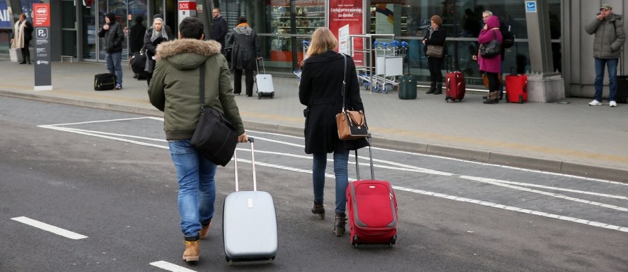 Jest decyzja sądu o tymczasowym, trzymiesięcznym areszcie dla 28-letniego Karola J. To on zdaniem prokuratury jest odpowiedzialny za wywołanie fałszywego alarmu na lotnisku w Modlinie. W niedzielę wieczorem po telefonie z informacją o bombie ewakuowano 800 osób. Lotnisko było sparaliżowane przez 3 godziny. Mężczyzna usłyszał w tej sprawie zarzuty.