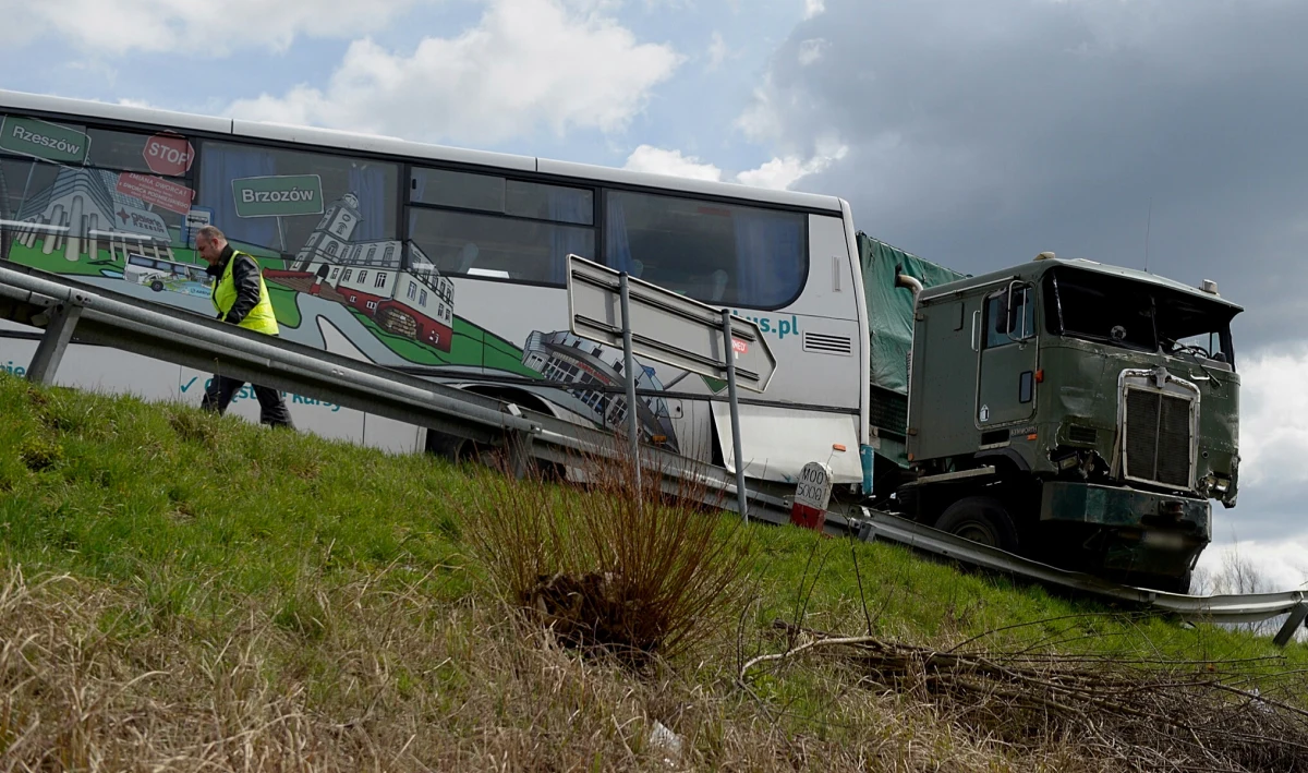 Szesnaście osób zostało rannych w wypadku na drodze krajowej numer 19 w Domaradzu w powiecie brzozowskim na Podkarpaciu. Poszkodowani to pasażerowie autobusu, który zderzył się z ciężarówką. Informację o tym wypadku dostaliśmy na Gorącą Linię RMF FM.