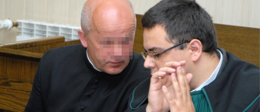 Sąd w Brzozowie na Podkarpaciu umorzył postępowanie wobec księdza Stanisława K. - byłego proboszcza parafii w Hłudnie, oskarżonego o psychiczne i fizyczne znęcanie się nad czworgiem dzieci i doprowadzenie jednego z nich - 13-letniego Bartka - do samobójstwa. Sąd uznał księdza winnym naruszenia nietykalności cielesnej dzieci, ale - jak wyjaśniła po ogłoszeniu wyroku prokurator Alicja Barbara-Bąk - ze względu na fakt, że naruszenie nietykalności cielesnej jest przestępstwem ściganym z oskarżenia prywatnego, a jego karalność już się przedawniła, sąd umorzył postępowanie.