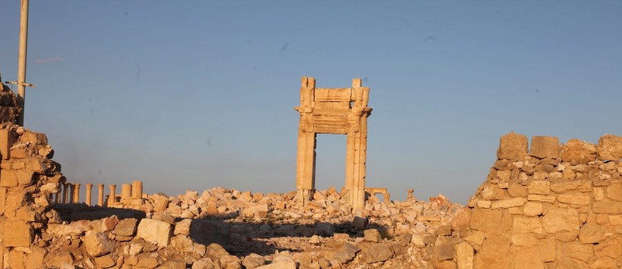 Rosja wysłała do Palmiry w Syrii jednostkę saperów, która ma pomóc w rozminowywaniu zabytków starożytnego miasta wpisanych na listę Światowego Dziedzictwa Kultury - poinformowało rosyjskie ministerstwo obrony. Syryjskie siły rządowe wspierane przez rosyjskie samoloty wyparły w weekend z Palmiry bojowników Państwa Islamskiego.