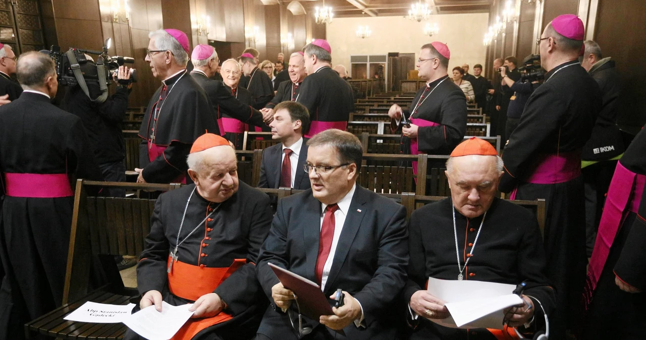 Kardynał Stanisław Dziwisz, prezydencki minister Andrzej Dera i kardynał Kazimierz Nycz