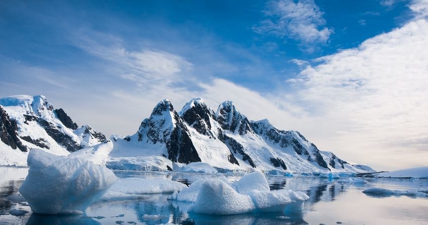 Un gigantesco buco nell’Antartide grande quanto la Svizzera.  C'è una spiegazione