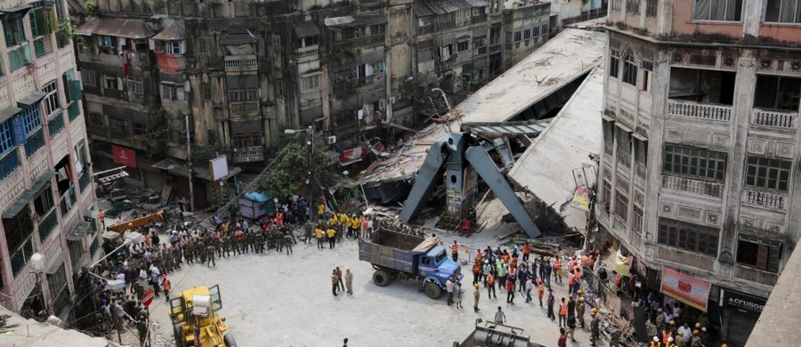 Indyjska policja zatrzymała 5 osób z firmy budowlanej, prowadzącej w Kalkucie budowę estakady, która zawaliła się w czwartek, zabijając co najmniej 24 osoby. Rannych zostało blisko 80 osób.