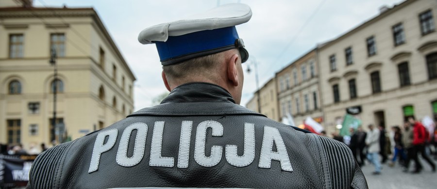 Jeden z przywódców bojówki pseudokibiców Lechii Gdańsk został zatrzymany przez policjantów. Mężczyzna był poszukiwany w związku z handlem narkotykami na dużą skalę. Wpadł tuż przed wyjazdem kibiców gdańskiej drużyny na mecz z Legią w Warszawie. 