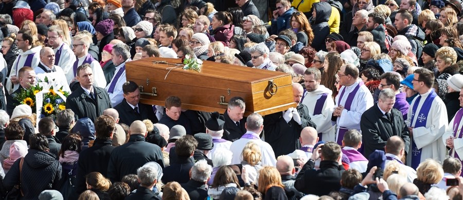 W piątek odbył się pogrzeb księdza Jana Kaczkowskiego. Duchowny zmarł 28 marca, od wielu lat zmagał się z nowotworem. W ostatnim pożegnaniu towarzyszyła mu rodzina, znajomi, przyjaciele i mieszkańcy Pomorza. Ksiądz został pochowany na cmentarzu komunalnym w Sopocie.
