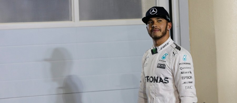 Brytyjczyk Lewis Hamilton wygrał kwalifikacje przed wyścigiem o Grand Prix Bahrajnu, drugą eliminacją mistrzostw świata Formuły 1. Broniący tytułu kierowca Mercedesa GP pobił rekord toru czasem 1.29,493 i wystartuje z pierwszego miejsca po raz 51. w karierze.