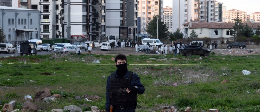 Turecki policjant z sił specjalnych i pięciu żołnierzy zginęło w sobotę wskutek wybuchu miny w poludniowo-wschodniej Turcji. Podłożyli ją prawdopodobnie kurdyjscy partyzanci.
