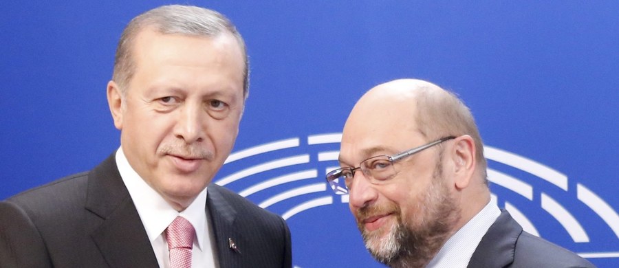 Przewodniczący Parlamentu Europejskiego Martin Schulz zarzucił prezydentowi Turcji Recepowi Tayyipowi Erdoganowi, że protestując przeciwko satyrze w niemieckiej telewizji nie rozumie, na czym polega demokracja, i że "posunął się o krok za daleko".