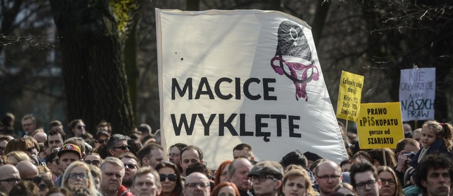 Kilka tysięcy osób protestowało z inicjatywy partii Razem przed Sejmem przeciw planom zaostrzenia prawa antyaborcyjnego. Decyzja o macierzyństwie powinna należeć do kobiety, a nie policjanta i prokuratora – przekonywano. Protesty odbyły się też w innych miastach Polski. 