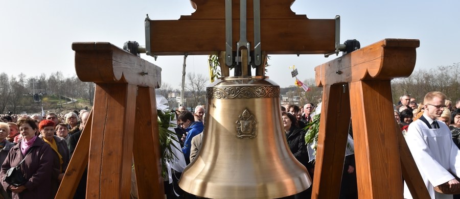 Na terenie Campusu Misericordiae w Brzegach pod Wieliczką, gdzie w lipcu z papieżem Franciszkiem spotkają się uczestnicy Światowych Dni Młodzieży, odsłonięto Dzwon Miłosierdzia.  To właśnie jego bicie ma przywitać papieża Franciszka. 