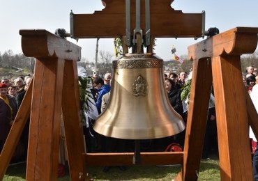 Pod Wieliczką odsłonięto Dzwon Miłosierdzia. Jego bicie ma przywitać papieża Franciszka