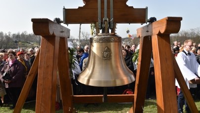 Pod Wieliczką odsłonięto Dzwon Miłosierdzia. Jego bicie ma przywitać papieża Franciszka