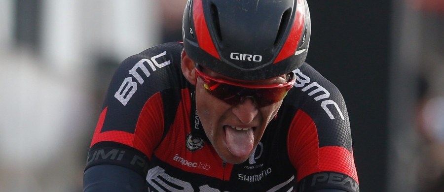 Greg Van Avermaet złamał obojczyk w kraksie podczas niedzielnego wyścigu klasycznego Dookoła Flandrii.  Teraz czeka go operacja, do ścigania wróci najwcześniej za kilka tygodni. 