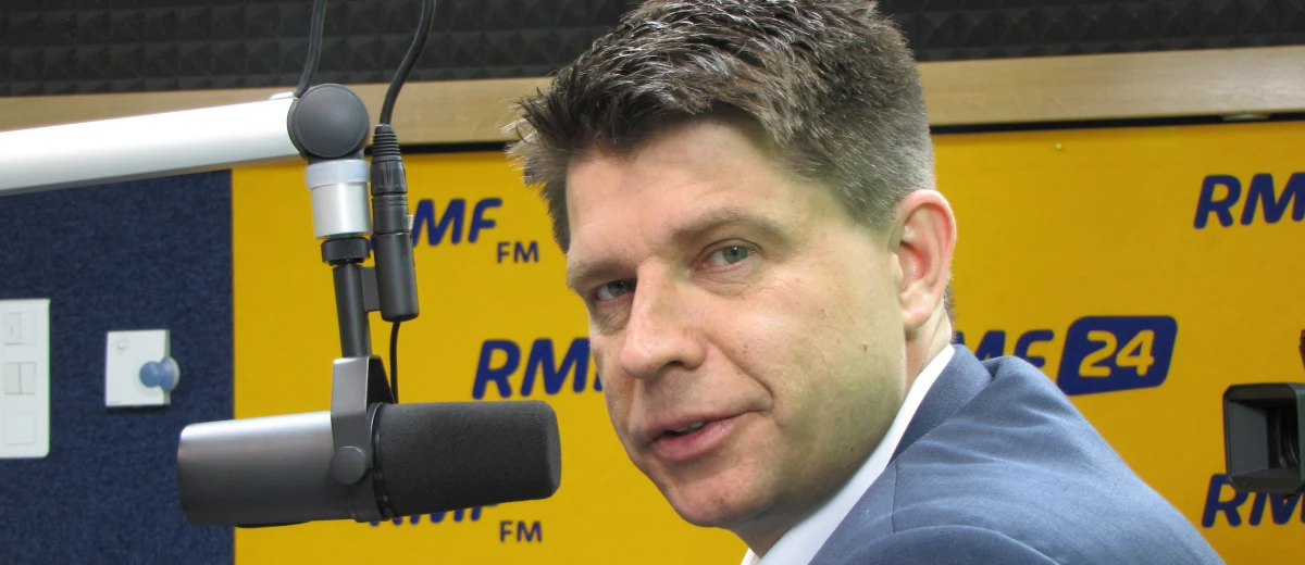 "Naiwni są ci, którzy sądzą, że totalną opozycją są w stanie przekonać tych, którzy wątpią w PiS, żeby zagłosowali inaczej. Totalna opozycja nie zdaje egzaminu" – mówi, o spotkaniu z prezesem PiS, gość Kontrwywiadu RMF FM, szef Nowoczesnej Ryszard Petru. "Rozwiązaniem problemu nie jest gadanie o tym, że się nigdzie nie widzi światła. Staram się zawsze mieć dużo światła w pomieszczeniach i wieczorem włączam mocne światło, żeby było optymistycznie, żeby wierzyć w dobrą zmianę. Znam też takich, którzy siedzą w ciemnych" – dodaje Petru. Jego zdaniem, prezes PiS na spotkaniu z szefami klubów "wyszedł z przekazem jak baranek, że my tu szukamy porozumienia, a ta straszna opozycja nie chce z nami rozmawiać". Szef Nowoczesnej dodaje, że przedstawił ofertę kompromisową - publikacja wyroku TK oraz to, że do  27 kwietnia musi być wprowadzony do składu TK jeden z sędziów, którego PiS powołał w grudniu. "Jeśli ze strony Jarosława Kaczyńskiego będzie sygnał: patrzcie, chcę szukać kompromisu, to nie można dać sygnału, że jesteśmy totalną opozycją. Jeśli do 27 kwietnia okaże się, że prezes PiS będzie brnął dalej, zgłaszając innego kandydata niż ta trója, to świadczy o tym, że zrywa sygnały dotyczące porozumienia" – mówi polityk. Dodaje, że po 27 kwietnia rozmowy nie mają sensu. "Chcę powiedzieć 'sprawdzam' i pokazać tym z PiS, którzy wierzą cały czas w dobrą zmianę, że my też możemy szukać kompromisu" – komentuje.