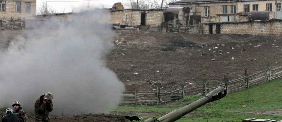 W trzecim dniu walk z siłami Armenii w rejonie Górskiego Karabachu armia Azerbejdżanu poinformowała o śmierci trzech swoich żołnierzy. Obie strony obwiniają się o eskalację konfliktu, o nieuznawaną przez świat ormiańską enklawę w Azerbejdżanie. Według resortu obrony Azerbejdżanu, wojskowi zginęli w wyniku "ostrzału z moździerzy i granatników prowadzonego z pozycji okupowanych przez armeńską armię".