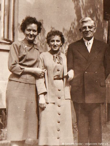 Janina Kunsztowicz alias Johanna Kunzer (w środku) mieszkała od 1950 r. u Ericha Schulza (po prawej), źrodło: Geraubte Kinder - Vergessene Opfer e.V./DW