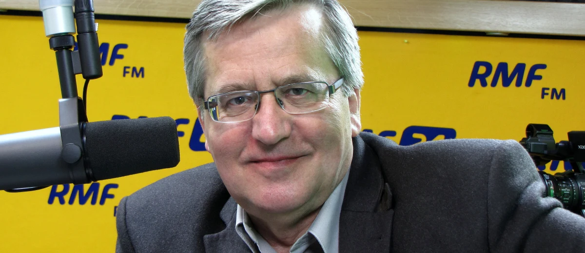 „Widzę wystraszenie się władzy i prezesa Kaczyńskiego presją wewnętrzną – organizowaną przez KOD - i zewnętrzną w sprawie Trybunału Konstytucyjnego. Ale nie sądzę, żeby środowisko PiS było skłonne do jakiegokolwiek kompromisu” – mówi gość Kontrwywiadu RMF FM, były prezydent Bronisław Komorowski. „Można szukać kompromisu w kwestiach kształtu ustawy o TK na przyszłość, ale nie tu jest problem. Problem w złamaniu konstytucji przez rządzących” – uważa były prezydent. Jego zdaniem „konstytucja to trochę dekalog - nie objawiony, ale poparty w referendum przez Polaków”. „Zmiany konstytucji w rytm błędów politycznych rządzących to coś nieprzyzwoitego. Zachęcałbym, żeby wyciągnęli wnioski” – dodaje. 