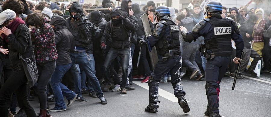 Na ulicach Paryża licealiści starli się ze szturmowymi oddziałami policji. Do zamieszek doszło w czasie demonstracji przeciwko reformie kodeksu pracy. Uczniowie obrzucili kamieniami, butelkami i jajkami funkcjonariuszy, którzy odpowiedzieli pałkami i gazem łzawiącym. 