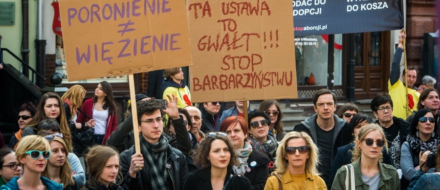 Większość ankietowanych Polaków uważa, że kobieta powinna mieć możliwość przerwania ciąży w sytuacji, w której zagraża ona jej życiu lub zdrowiu, albo gdy jest wynikiem gwałtu lub kazirodztwa. Ponad połowa badanych dopuszcza z kolei aborcję przy upośledzeniu dziecka. Tak wynika z najnowszego sondażu CBOS.