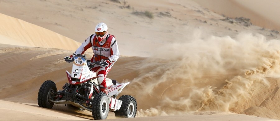 Udany etap - tak trzeci dzień rywalizacji w Abu Dhabi Desert Challenge podsumował Rafał Sonik, który półmetek rajdu minął na pozycji lidera. "Żeby nie popełniać błędów na pustyni, trzeba się na niej urodzić. Choć często tu trenuję, układ wydm wciąż potrafi mnie zaskoczyć. Dziś dwa razy wpadłem do dziury, ale bez większych problemów udało mi się uratować" - mówił zadowolony po zakończeniu wtorkowych zmagań.