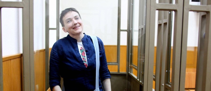Skazana przez rosyjski sąd na 22 lata więzienia ukraińska lotniczka Nadija Sawczenko rozpoczęła tzw. suchą głodówkę – poinformował w sieciach społecznościowych jej adwokat Mark Fejgin. Oznacza to, że Ukrainka nie przyjmuje ani jedzenia, ani napojów.