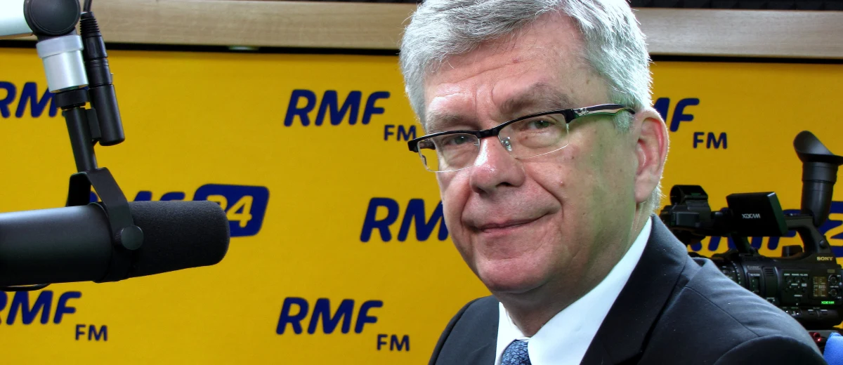 „Bardzo dobrze, że sporem wokół Trybunału Konstytucyjnego zajmuje się Sejm, że spotkali się liderzy. Rozmowa się toczy. Wyjdziemy z tego sporu politycznego. On zostanie rozwiązany” – mówi gość Kontrwywiadu RMF FM, marszałek Senatu Stanisław Karczewski z PiS. Pytany o to, czy publikacja orzeczenia Trybunały może być elementem rozwiązania konfliktu, odpowiada: „Wszystkie elementy mogą być brane pod uwagę”. Zdaniem marszałka wybiórczo wyciąga się artykuły z konstytucji i mówi się o tym, że orzeczenie jest natychmiastowe. „Jest nie tylko 190 art., ale też 197, który wyraźnie mówi, w jaki sposób powinien działać TK” – mówi gość RMF FM. Wizyty przedstawicieli Europy drażnią PiS? „Nie wiem, jak drażnią prof. Pawłowicz. Ja tak nie piszę. Przyjeżdżają, rozmawiamy, słuchamy. Ocena jest przecież bardzo dobra. Były stwierdzenia mówiące, że nie ma zagrożenia demokracji” – odpowiada Stanisław Karczewski. Dodaje, że ludzie nie powinni wychodzić na ulice, bo demokracja w Polsce pod żadnym względem nie jest zagrożona.