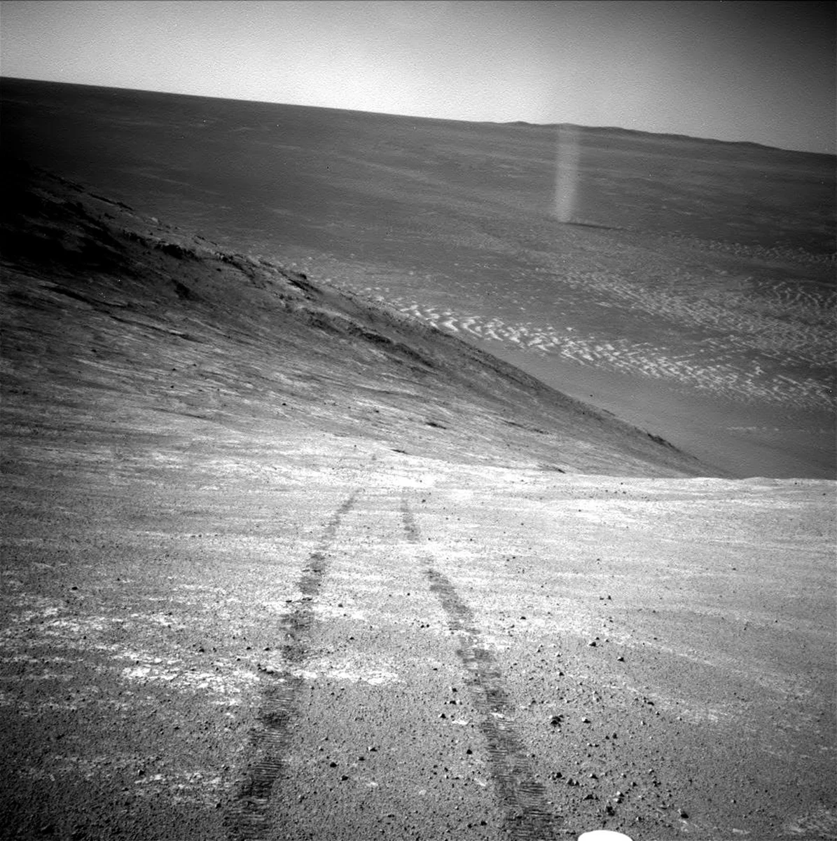 NASA opublikowała nowe zdjęcie wykonane przez swoje laboratorium na kółkach, Mars Exploration Rover Opportunity. Widać na nim miedzy innymi ślady łazika, wjeżdżającego na zbocze "Knudsen Ridge" w rejonie południowej krawędzi "Marathon Valley". To, co na tym zdjęciu najciekawsze, to widoczna w oddali pyłowa trąba powietrzna, tak zwany "dust devil", zjawisko często na Czerwonej Planecie obserwowane.