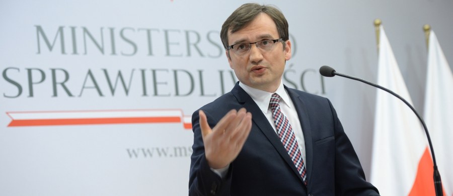 Nie wiem, dlaczego moje pismo i znane argumenty stały się podstawą do takiego larum i stawiania sprawy na ostrzu noża. Widać takie było zapotrzebowanie polityczne - tak minister sprawiedliwości i prokurator generalny Zbigniew Ziobro skomentował sprawę swojego pisma procesowego skierowanego do Trybunału Konstytucyjnego. Dokument dotarł do TK przed rozpoczęciem środowej rozprawy - pierwszej od listopada dotyczącej innej sprawy niż kwestie obsady stanowisk sędziów i przepisów o TK.