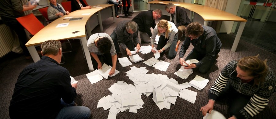 Holendrzy wypowiedzieli się w referendum przeciwko umowie stowarzyszeniowej UE z Ukrainą. Według wstępnych wyników, przeciwko umowie głosowało aż 61 proc. wyborców. Referendum jest ważne, bo frekwencja przekroczyła 30 proc. - wynosiła 32 procent. 