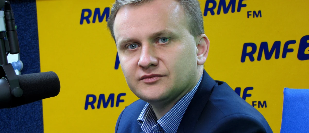 "Biorąc pod uwagę skalę projektu i zagrożenia, które identyfikowaliśmy przed piątkiem, to przebiega bardzo sprawnie. Uruchamiając możliwość składania wniosku przez bankowość elektroniczną, posunęliśmy stosunki pomiędzy obywatelem a e-administracją" – mówi o programie 500 plus gość Kontrwywiadu RMF FM, wiceminister rodziny, pracy i polityki społecznej Bartosz Marczuk. Dodaje, że do północy złożono już blisko 280 tys. wniosków on-line. "Zostało już złożonych mniej więcej 800 tys. wniosków o 500 plus, a przewidujemy, że wnioski złoży w sumie 2,7 mln rodzin na 3,7 mln dzieci" – mówi Marczuk. "Zakładam, że zgłoszą się prawie wszyscy po 500 plus, co w ogóle mnie nie oburza. Polityka rodzinna nie jest tożsama z socjalną. Mogą zdarzyć się takie osoby majętne, jak wicepremier Morawiecki, które nie będą pobierać tego świadczenia, ale w Polsce niespecjalnie dużo jest bogatych osób" – uważa gość RMF FM. Pierwsze wypłaty? Zdaniem gościa Kontrwywiadu "trudno, żeby po 4 dniach było już przekazanie pierwszej złotówki". 