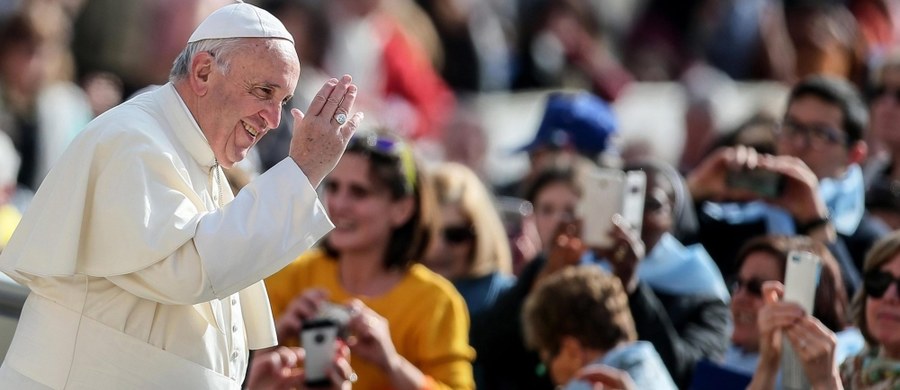 Papież Franciszek poleci 16 kwietnia na grecką wyspę Lesbos - ogłosił Watykan, potwierdzając wcześniejsze doniesienia o planowanej wizycie w miejscu, gdzie przebywają tysiące uchodźców, głównie z Syrii.