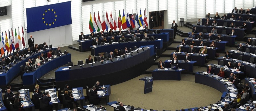 W Parlamencie Europejskim trwają negocjacje grup politycznych nad projektem rezolucji o sytuacji w Polsce, który zostanie poddany pod głosowanie w środę. Termin złożenia wspólnego projektu wyznaczono na najbliższy wtorek, na godzinę 13. Jeden z polityków Europejskiej Partii Ludowej poinformował, że zwyciężyła zasada, by rezolucja była szeroko popierana w PE, kosztem tego, by obejmowała więcej spraw niż tylko kwestie Trybunału Konstytucyjnego.