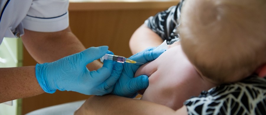 W ubiegłym roku 17 tys. rodziców odmówiło szczepienia swoich dzieci. Z roku na rok liczba odmów rośnie - informuje "Gazeta Wyborcza".