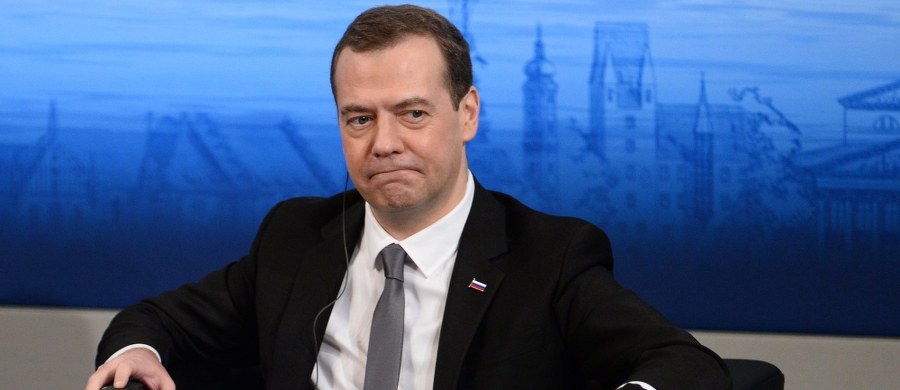 "Rosja podejmie konieczne kroki, by zapewnić pokój w Górskim Karabachu i nie dopuścić, aby konflikt wszedł w ostrą fazę" – powiedział w stolicy Armenii premier Rosji Dmitrij Miedwiediew. Zaznaczył, że Rosja jest gotowa do odegrania roli pośrednika.