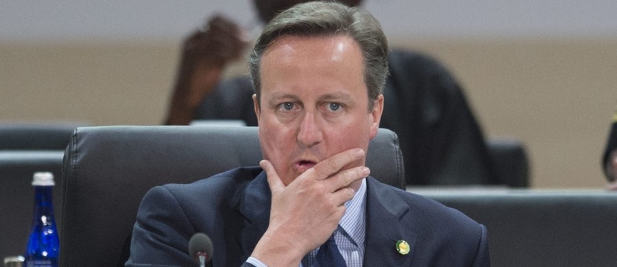 Premier Wielkiej Brytanii David Cameron przyznał, że miał udziały w funduszu powierniczym utworzonym przez jego ojca i zarejestrowanym na Bahamach. W 2010 r. sprzedał je za 30 tys. funtów (37 tys. euro) na kilka miesięcy przed objęciem urzędu szefa rządu.